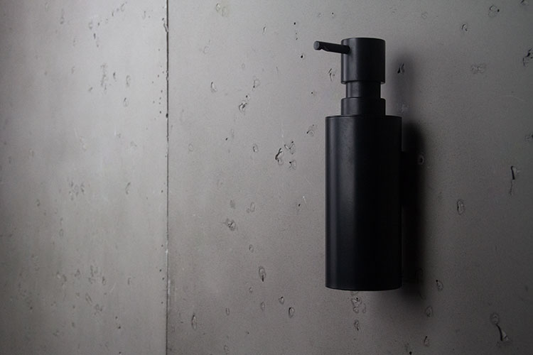 6.6 x 16 x 6.6 cm Zeller Soap Dispenser Rubber of Ceramic in Black 