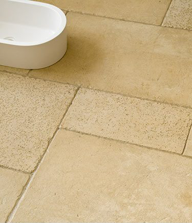 Distressed Old English Cream Limestone Flooring (95O)