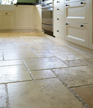 Roman Distressed Travertine Tiles (94H)