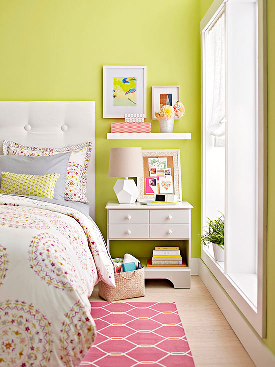 small-bedroom-with-shelves